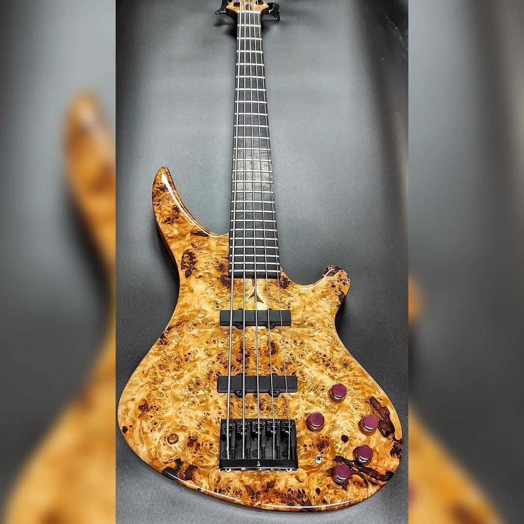 Alchrist Gaia 5 NT
Body: Bubinga
Top: Poplar Burl
Neck: Wenge Purpleheart
S…